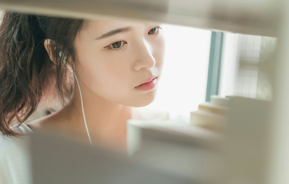 电话里，她哭着说：“亲爱的，我…我怀孕了…三个月了，不过你放心，不是你的，不用你负责。